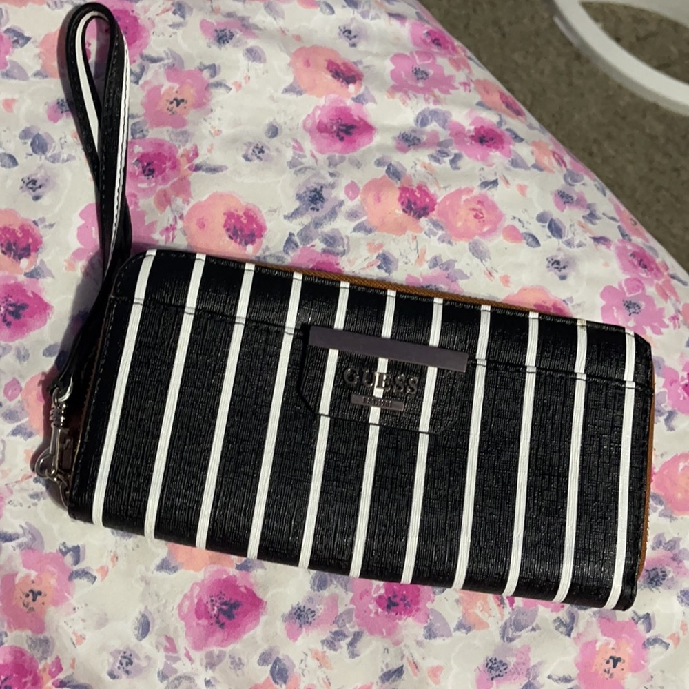 Guess zip around wallet wristlet - Picture 3 of 7
